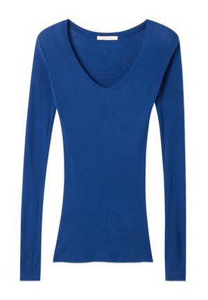 Blå, tætsiddende bluse med lange ærmer og dyb V-hals, lavet af elastisk stof, vist fladt på en hvid baggrund.