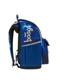 Modrý látkový batoh se vzorem galaxie, nastavitelné popruhy, přední síťovaná kapsa a reflexní detaily. Boční pohled ukazuje zip a logo.