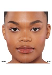 Twee helften van een gezicht naast elkaar weergegeven: links met natuurlijke huidtextuur; rechts met gladdere huid en verbeterde lipkleur en glans.