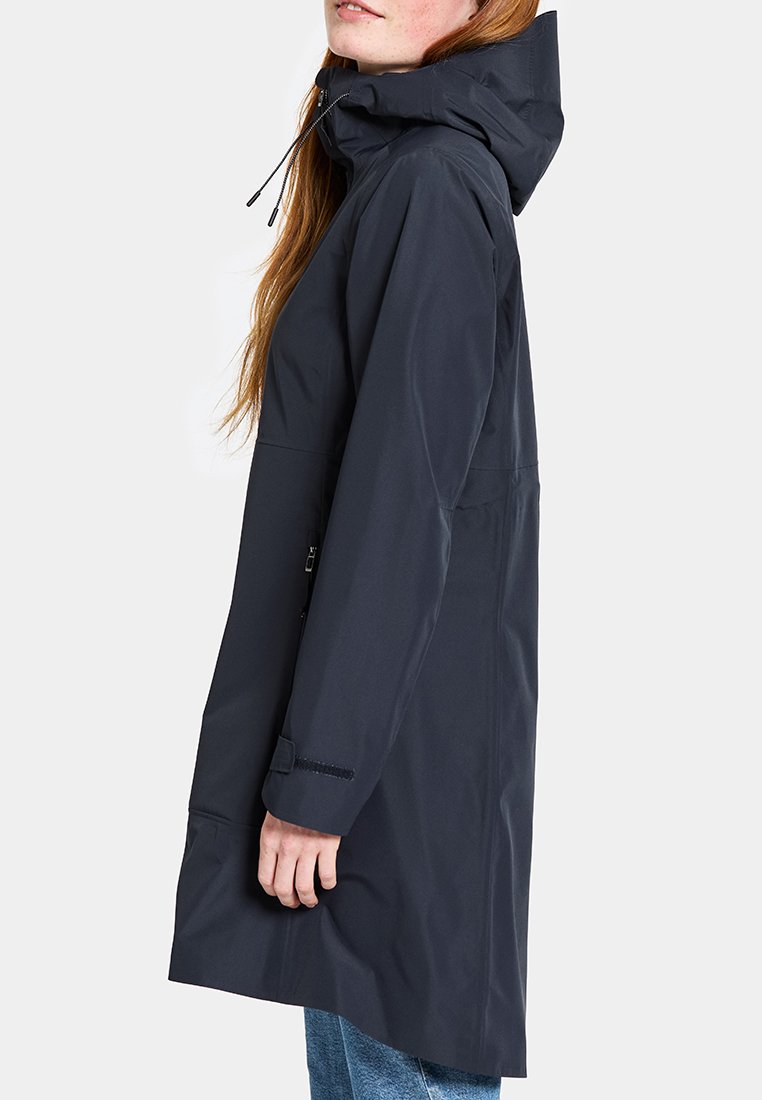 Dunkelblaue wasserdichte Jacke mit Kapuze, langen Ärmeln und seitlichen Taschen. Glatte Textur und ein schlankes, aerodynamisches Design.
