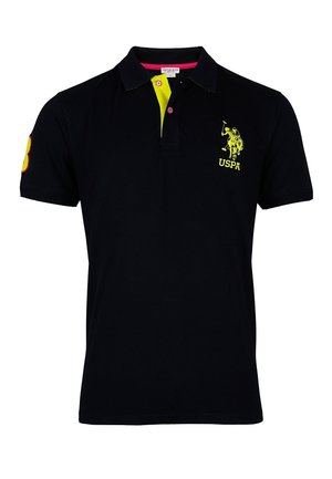 Czarna koszulka polo z krótkim rękawem z żółtym logo USPA na piersi, czerwoną i żółtą naszywką z numerem 3 na rękawie oraz żółtym detalem przy listwie z guzikami.