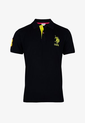 Schwarzes Poloshirt mit kurzen Ärmeln, gelbem USPA-Logo auf der Brust, rotem und gelbem Nummer-3-Patch am Ärmel und gelbem Knopfleisten-Detail.