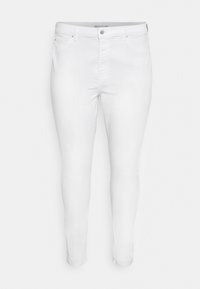 Jeans blancos ajustados con una textura suave, diseño de cinco bolsillos y cierre de cremallera. Presentan una cinturilla de altura media y un corte slim en los tobillos.