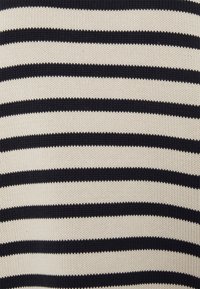 Tissu tricoté présentant des rayures horizontales bleu marine et crème. La texture est lisse avec un motif côtelé, offrant élasticité et flexibilité.