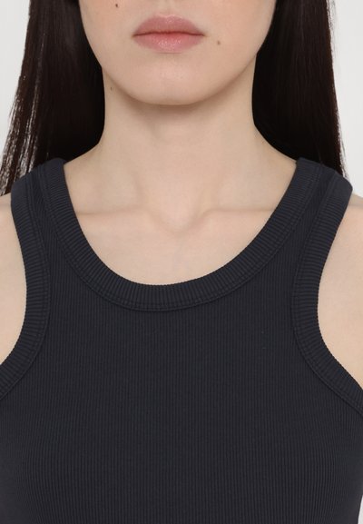 Débardeur noir côtelé avec un col rond et des bretelles larges, présentant une texture lisse et une silhouette ajustée.