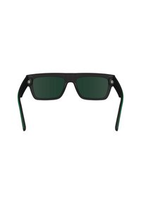 Occhiali da sole neri rettangolari con lenti di colore verde, caratterizzati da una finitura opaca, un design angolare e sottili dettagli verdi sulle astine.