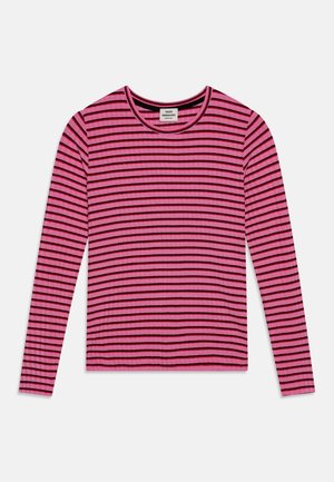 Rosa langärmeliges, geripptes Shirt mit dünnen schwarzen horizontalen Streifen und rundem Ausschnitt, flach auf einem weißen Hintergrund liegend.