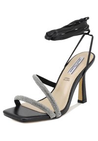 Sandalo con tacco nero e punta quadrata, dotato di cinturini incrociati decorati con strass e una sottile cavigliera, realizzato in pelle liscia.
