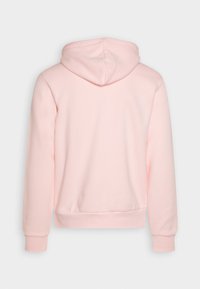 Sudadera rosa claro hecha de tela suave, con capucha, mangas largas y un diseño recortado con puños y dobladillo elásticos.