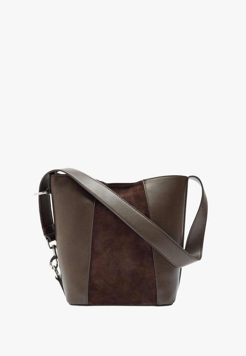 Brązowa skórzana i zamszowa torba na ramię o uporządkowanym kształcie, wyposażona w pasek na ramię i gładką, matową fakturę.