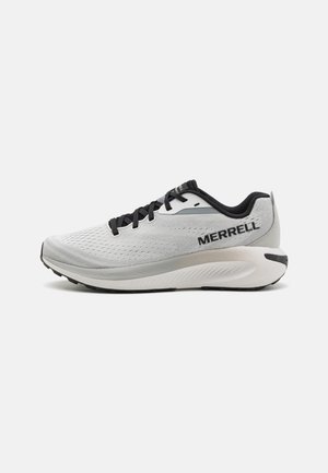 Hellgraue Sportschuhe mit schwarzen Akzenten und Schnürsenkeln, ausgestattet mit einem strukturierten Obermaterial, abgerundeter Zehenpartie und einer gepolsterten weißen Mittelsohle.