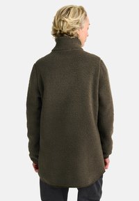 Olivgrüne Fleecejacke, strukturiertes Material, hoher Kragen, lange Ärmel, abgerundeter Saum, Rückansicht, lässige Passform.