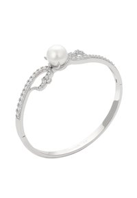 L'anello in argento presenta una perla bianca centrale, accentuata da piccole pietre trasparenti lungo la fascia, evidenziando dettagli di design intricati.