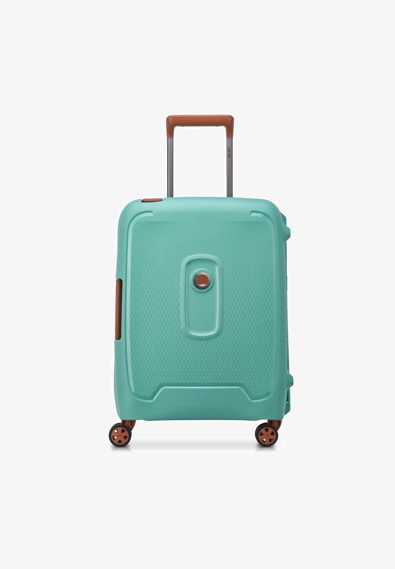 Hardshell koffert i turkis med teksturert overflate, brun håndtak og orange hjul. Har sentrallås og sidemontert håndtak.