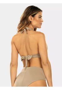 Beżowy zestaw bikini z topem na szyję zapinanym z tyłu i wysokim stanem. Gładki materiał z delikatnym połyskiem.