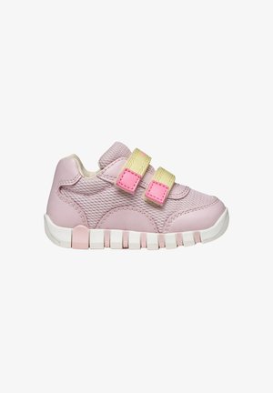Chaussure de sport rose avec tige en mesh, semelle en caoutchouc, double bride Velcro en jaune clair et rose, finition texturée et bout rond.