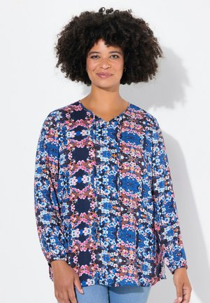Blusa a maniche lunghe in tessuto blu navy con un motivo floreale multicolore. Design con scollo a V, vestibilità morbida e spacchi laterali.
