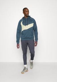 Nike Performance Majica s kapuljačom - deep jungle/luminous green/black