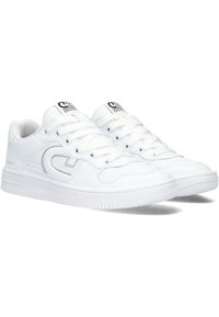 Witte synthetische sneakers met een gladde textuur, ronde neus, vetersluiting en een subtiele grijze logo-details aan de zijkant.