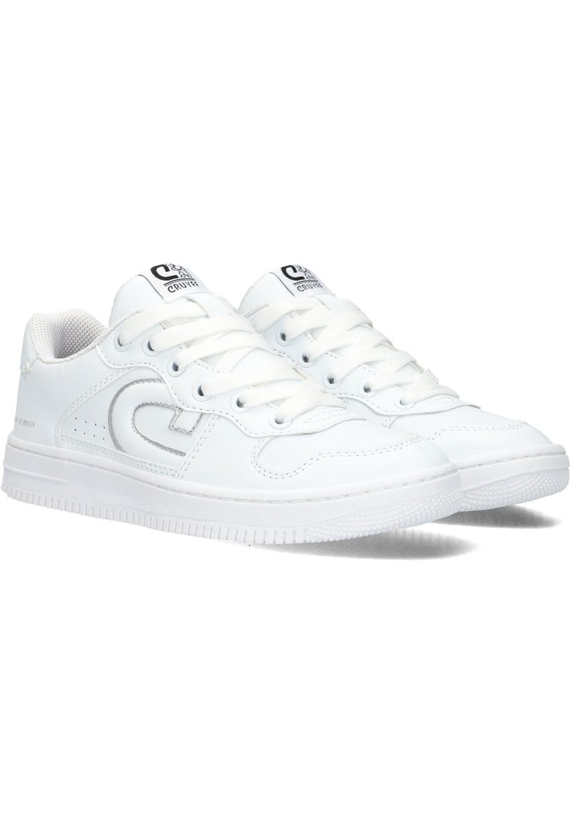 Witte synthetische sneakers met een gladde textuur, ronde neus, vetersluiting en een subtiele grijze logo-details aan de zijkant.