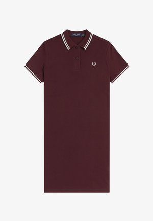 Tummanpunainen lyhythihainen poolomekko, jossa valkoinen kaksoisraita kauluksessa ja hihansuissa, kaksipainikkeinen nappilista sekä pieni valkoinen kirjailtu logo rinnassa.