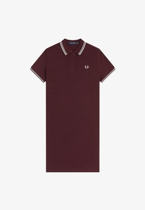 Bordeauxfarvet polo-kjole med korte ærmer, hvid dobbeltstribe på krave og manchetter, to-knaps lukning og lille hvidt broderet logo på brystet.