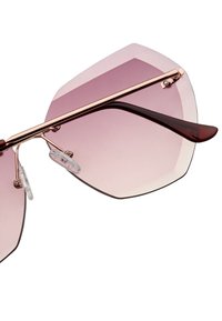Aurinkolasit aviator-tyylissä, joissa on gradientti vaaleanpunaiset linssit ja ruusukultainen metallirunko. Mukana kirkkaat nenätyynyt ja tummanpunaiset temple-aksentit.