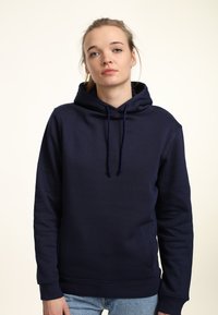 Sudadera azul marino con un bolsillo frontal, capucha ajustable y puños acanalados. Fabricada con tejido suave y presenta un diseño simple y limpio.
