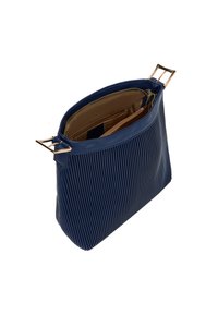 Marinbl�å plisseret håndtaske med en glat tekstur, hardware i guld-tone og en lynlåslomme indeni. Åben topdesign for nem adgang.