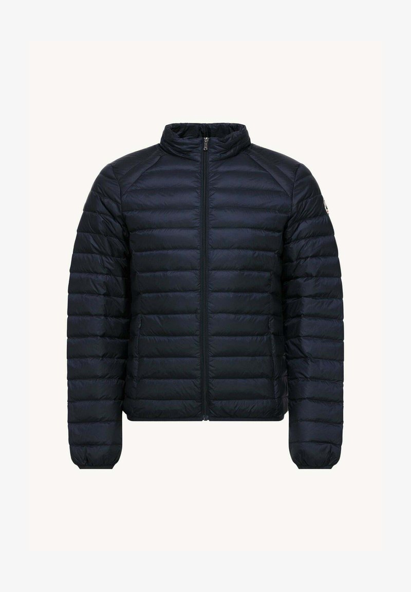 Chaqueta acolchada azul marino con cierre frontal, cuello alto y diseño de acolchado horizontal. Incluye puños elásticos y bolsillos laterales.