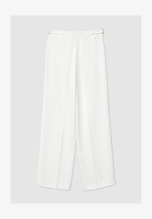 Pantaloni a gamba larga in tessuto bianco, con una texture liscia, pieghe frontali e una vita sartoriale con passanti per la cintura.