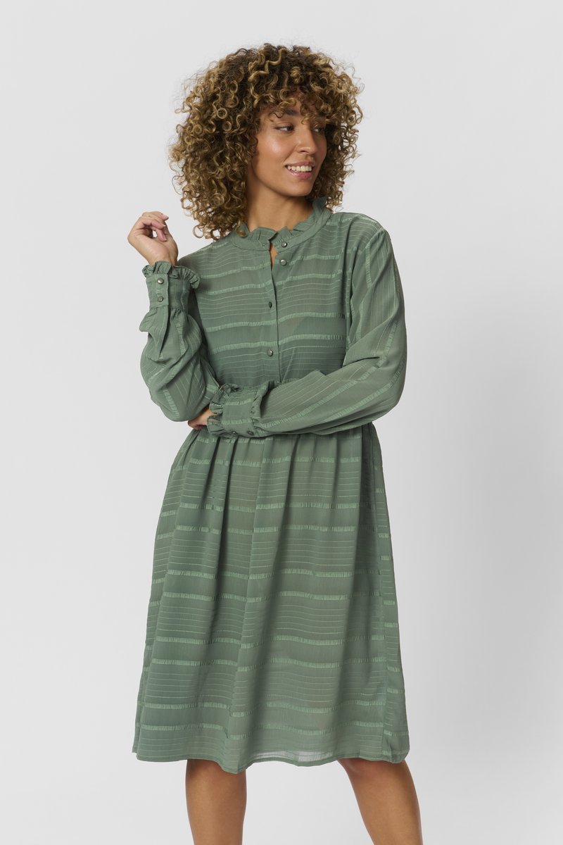 Langärmliges grünes Kleid aus leichtem Stoff, mit vertikalen Streifen, einer knöpfbaren Blende und einer gerafften Taille für eine lockere Passform.