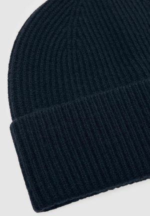 Schwarze Rippstrickmütze mit umgeschlagenem Saum, auf einem weißen Hintergrund präsentiert.