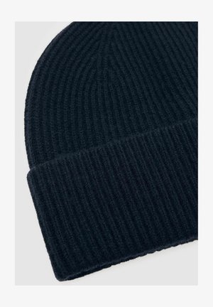 Juodas juostuotas megzti baretas su sulenkta kraštu, pateiktas ant baltos fono.