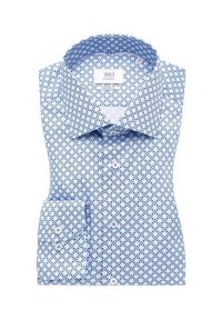Camicia azzurra con un motivo geometrico in blu navy e blu scuro. Presenta un collare classico, una chiusura con bottoni e una tasca sul petto a sinistra.