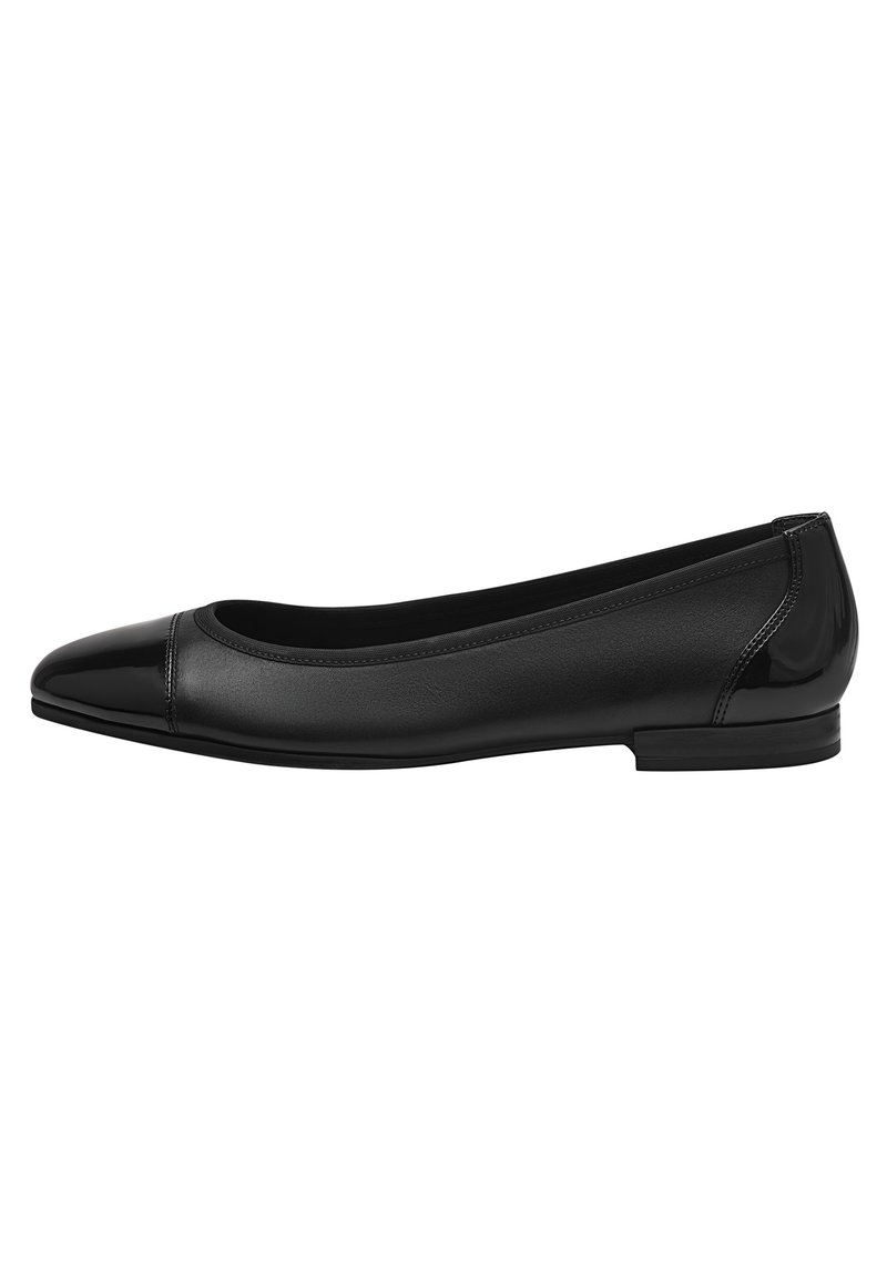 Svart ballettleilighet med rund tå, som har en blank patentlærhette og en matt lærkropp. Glatt tekstur, minimalistisk design, lav hæl.
