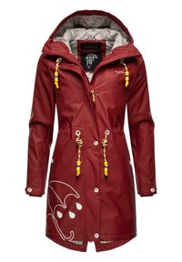Czerwona wodoodporna kurtka z kapturem, z dekoracyjnymi żółtymi i czarnymi sznurkami ściągającymi, białym wzorem parasola oraz wzorzystą podszewką.
