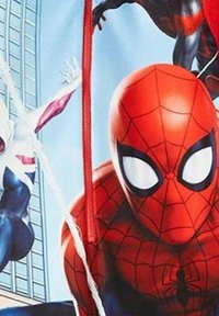 Tissu sur le thème de Spider-Man présentant un personnage rouge et noir bien en vue avec un motif de toile, des yeux brillants et une texture lisse, le tout sur fond de ville bleue.