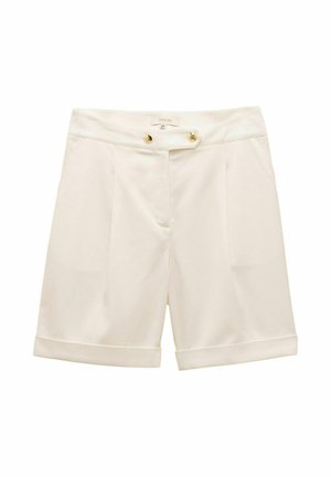 Cremefarbene, maßgeschneiderte Shorts mit glatter Textur, ausgestattet mit einer flachen Vorderseite, zwei goldenen Knopfakzenten und umgeschlagenen Säumen.