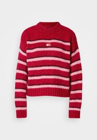Rood en roze gestreepte trui met ribbelboorden en zoom. Ronde halsontwerp. De stof lijkt textuurvol en gezellig. Kleine merkembleem op de voorkant.