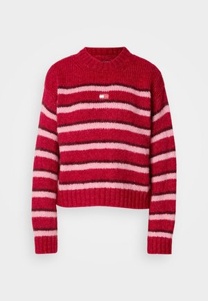 Pull rayé rouge et rose avec des poignets et un ourlet côtelés. Design à col rond. Le tissu semble texturé et douillet. Petite étiquette de marque sur le devant.