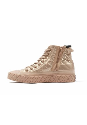 Baskets montantes en beige métallique, avec une texture matelassée, des lacets à l'avant, une fermeture éclair sur le côté et une semelle en caoutchouc avec un motif de diamant.
