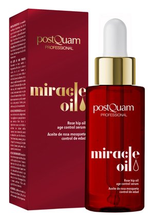 Boîte rouge et flacon de sérum assorti portant l'étiquette "postQuam Professional miracle oil," sérum anti-âge à l'huile de rose musquée avec bouchon compte-gouttes doré.