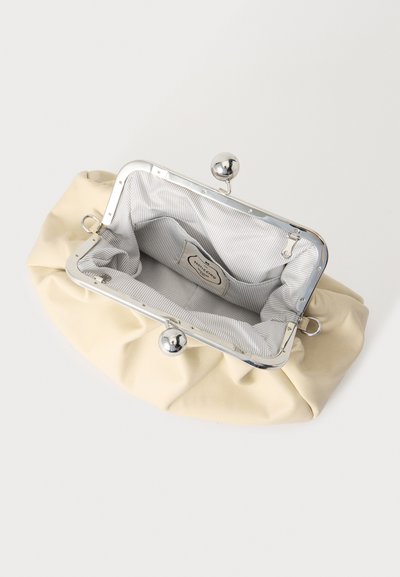 Μπεζ μαλακό δερμάτινο πορτοφόλι clutch με ασημένιο πλαίσιο και κούμπωμα σε σχήμα μπαλίτσας, ανοιχτό για να φαίνεται η ελαφριά ριγωτή υφασμάτινη επένδυση και η εσωτερική ετικέτα.
