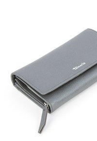 Grijze Tamaris leren portemonnee met flapsluiting en ritsvak, gesloten weergegeven op een witte achtergrond.