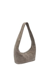 Miękka toffi zamszowa torba na ramię z szerokim paskiem i widoczną kieszenią na zamek z przodu.