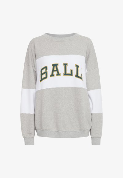 Felpa grigia con una striscia orizzontale bianca, con la scritta "BALL" in lettere verdi in grassetto. Collo e polsini a costine, realizzata in tessuto morbido.