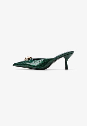 Escarpin slingback en cuir verni vert avec un bout pointu, un motif crocodile embossé et un accent décoratif doré sur le dessus.