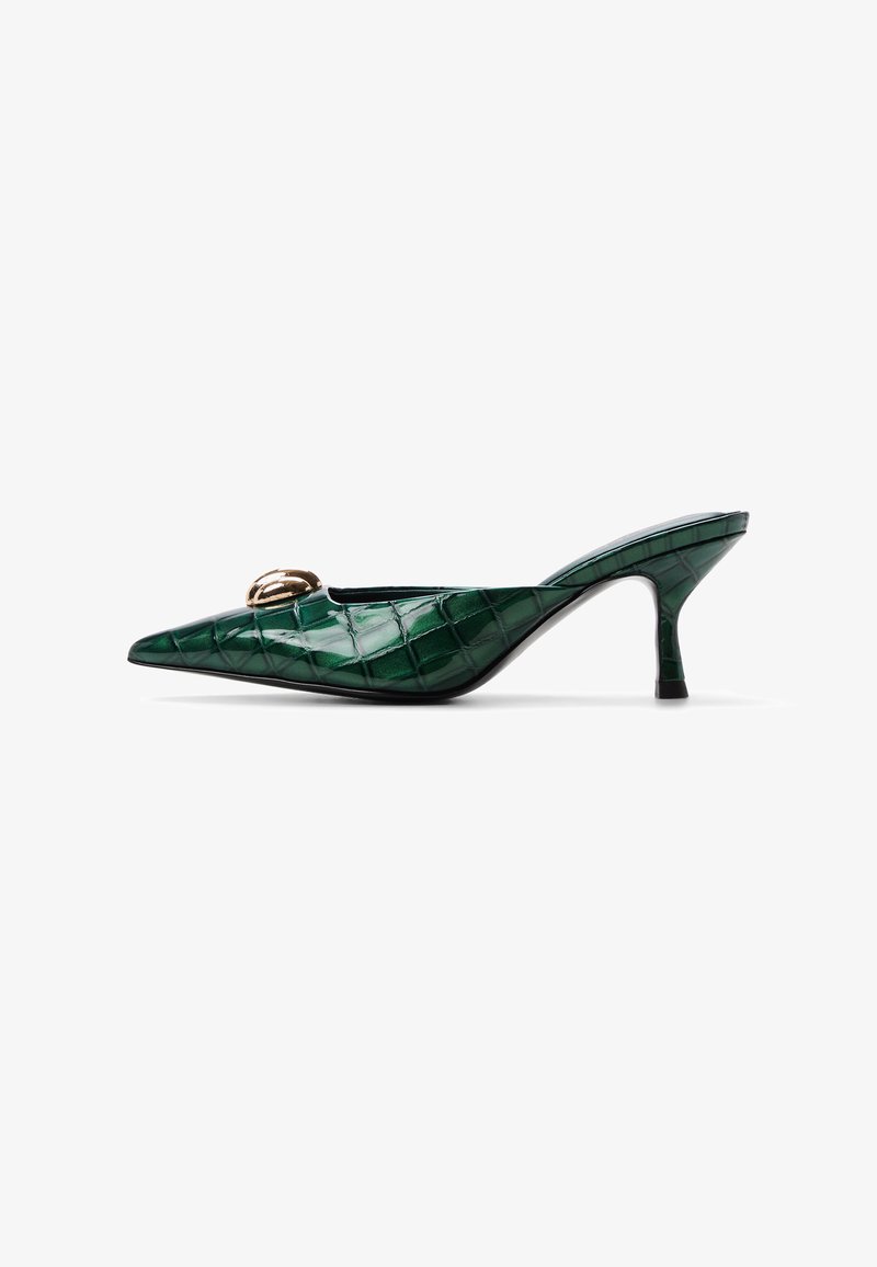 Groene slingback hak van lakleer met een puntige neus, geperst krokodillenpatroon en een goudkleurig decoratief accent op de wreef.