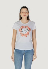 Weißes Baumwoll-T-Shirt mit floralem Design in Orange und Gold, das mittig den Schriftzug "Liu Jo" zeigt. Kurzärmelig, mit rundem Halsausschnitt.